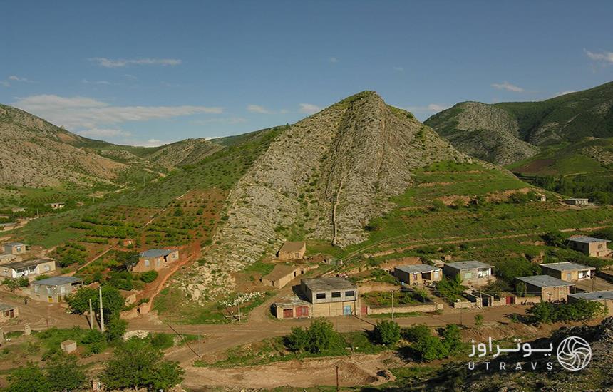 روستای درکش در آشخانه که چند تپه سرسبز و تعدادی خانه در دامنه‌ی کوه را نشان می‌دهد.